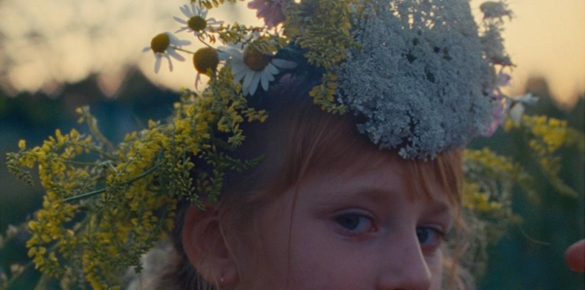 Portrait femme avec des fleurs dans les cheveux