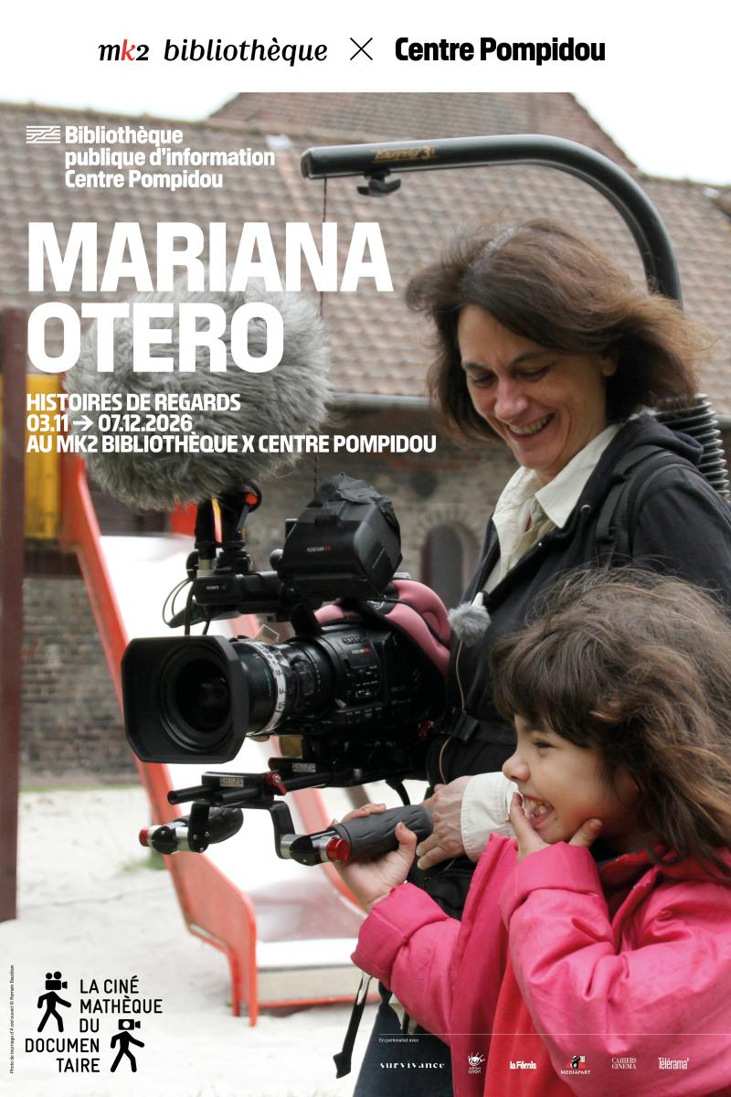 Mariano Otero et une petite fille tiennent une caméra et sourient. Affiche de la rétrospective consacrée à Mariana Otero.