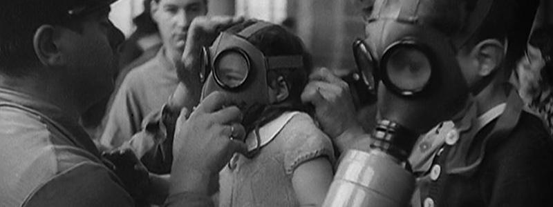 Enfants avec des masques à gaz