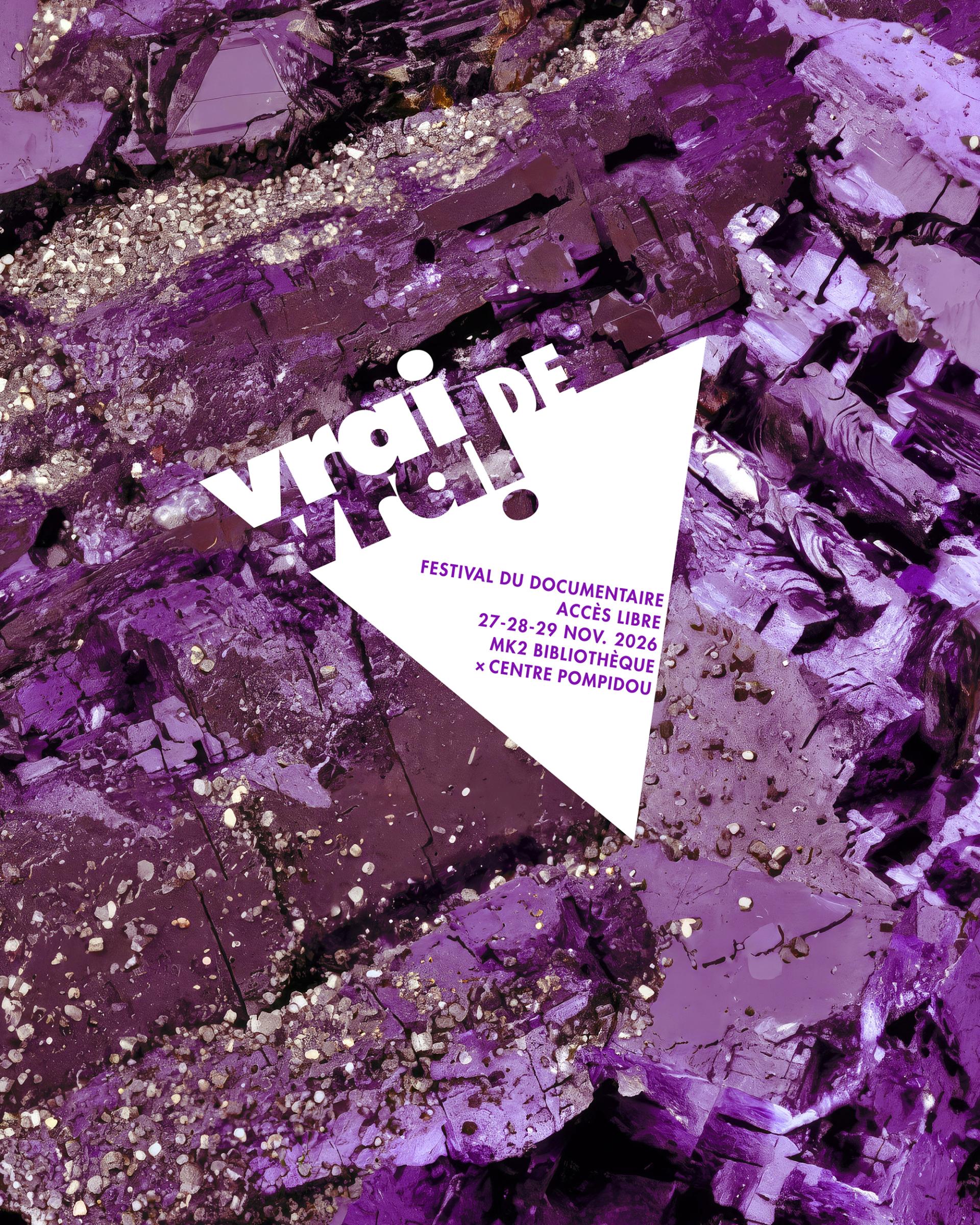 Affiche Festival Vrai de Vrai 2026. Fond roches violettes et avec pépites d'or