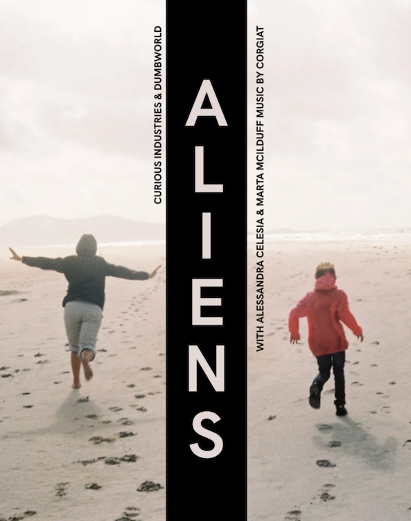 Affiche On voit deux personnes de dos courir sur une plage. Titre du spectacle : ALIENS