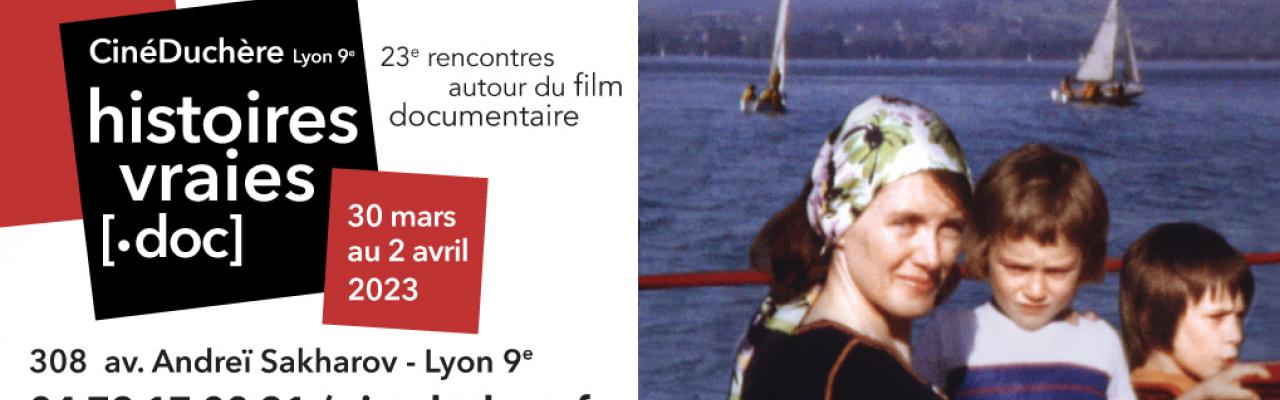 Bannière du festival comportant à gauche le logo de la 23e édition d'Histoires Vraies [.doc], la date de l'évènement du 30 mars au 2 avril et à droite une image issue de l'affiche du film Les années super 8 d'Annie Ernaux, sur laquelle figure l'écrivaine et ses deux fils dans un bateau sur le lac d'Annecy.